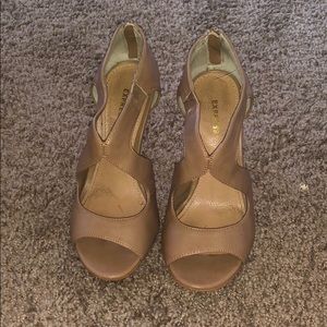 Express Nude Heel with Gold Zipper